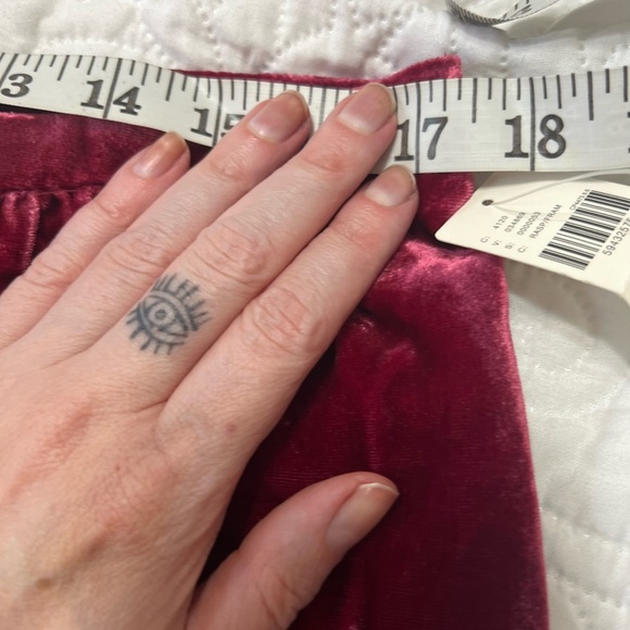 By ANTHROPOLOGIE Connie Crushed Red Velvet Mini Skirt Ruched Side Slit
NWT 16 - Picture 6 of 13